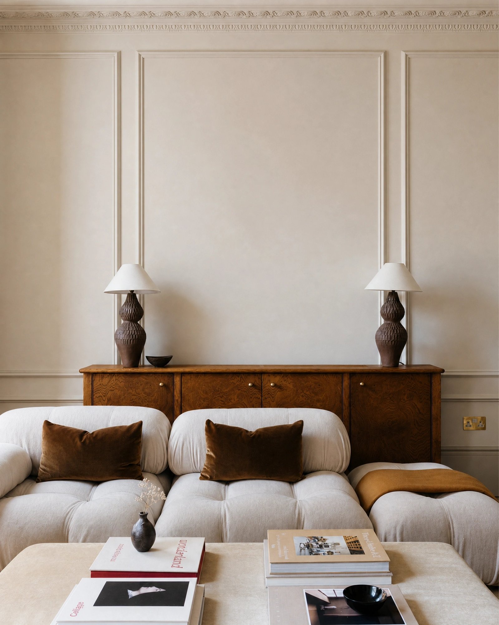 Wall art mockup: Grand living room with mouldings, sofa and console table, with a sofa and lamps