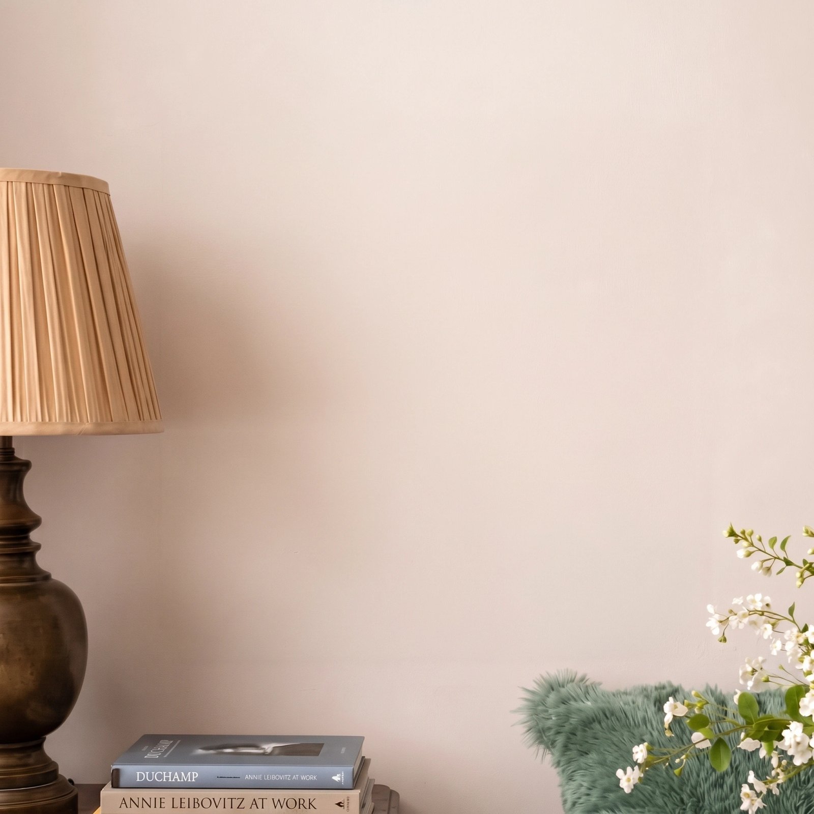 Wall art mockup: Contemporary living room with a lamp and books, with lamps